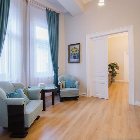 Retro City Center Home Oradea Ngoại thất bức ảnh